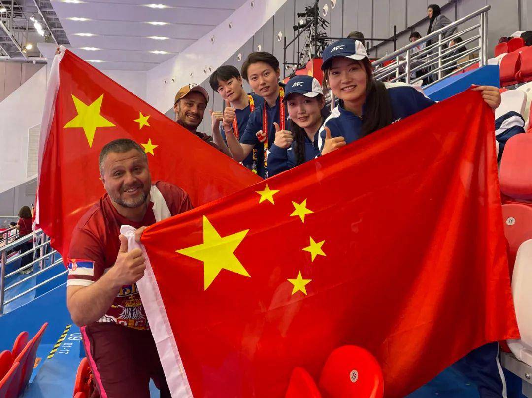 阿扎伦卡回归赛场，比分优势明显首场状态亮眼，日本队观众沸腾！的简单介绍
